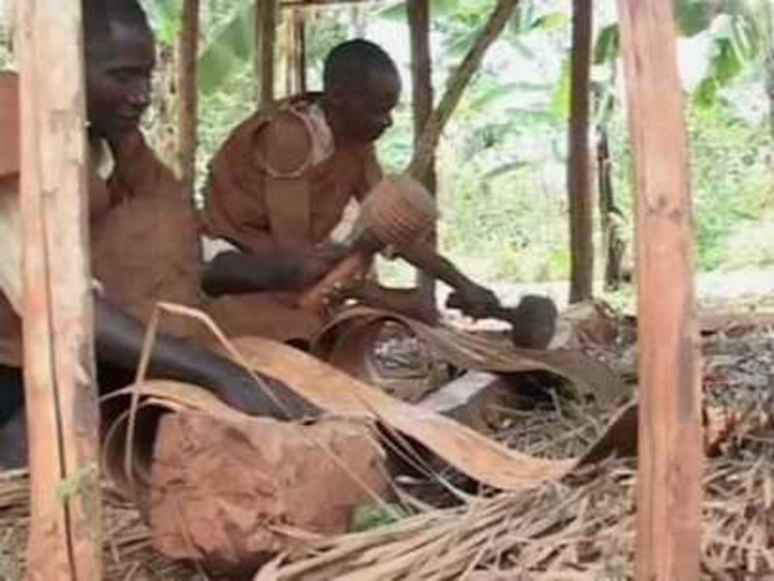 Les Baganda, makers ancestraux de tissus d’écorce en Ouganda | Découvrir, se former et faire | Scoop.it