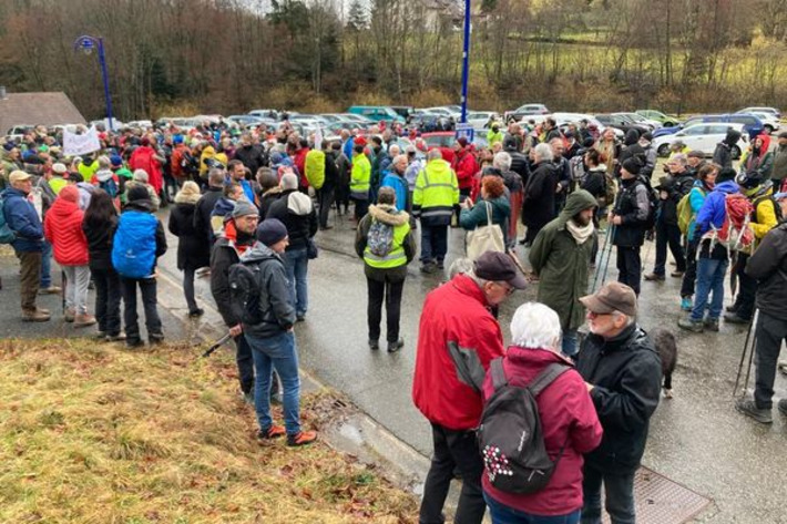 Des centaines de randonneurs mobilisés pour retrouver l'accès à un sentier forestier, "la nature est à tout le monde" | Thématique Itinérance douce | Scoop.it