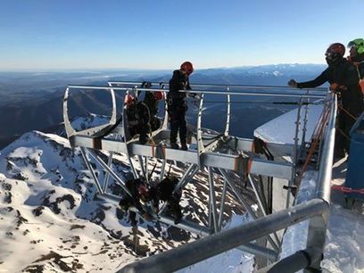 Montage du "Ponton dans le ciel" par MECAMONT HYDRO #PicduMidi #Bigorre | Vallées d'Aure & Louron - Pyrénées | Scoop.it