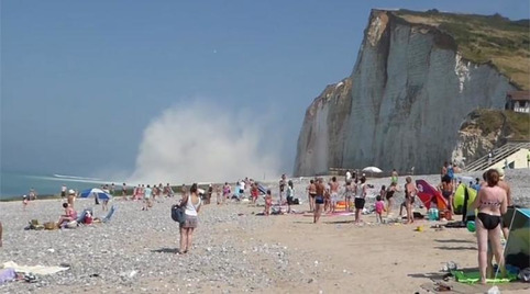 Normandie - La falaise s'effondre sous le regard des vacanciers [VIDEO] | Veille territoriale AURH | Scoop.it