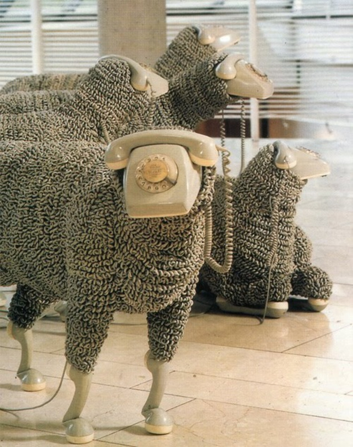 Sheep sculptures made with recycled phones | - EkoSpoT - | Découvrir, se former et faire | Scoop.it